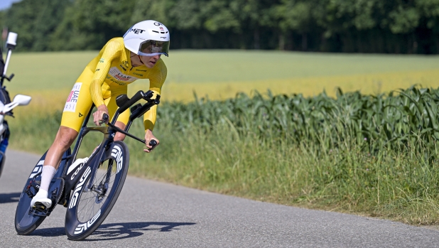 Giro di Svizzera, Pogacar beffa VdP a cronometro. E in Francia successo di Piganzoli