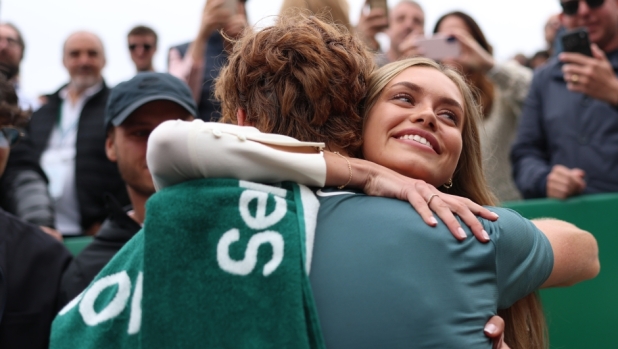 Sinner ritrova il sorriso con Laila: le foto del bacio in Sardegna