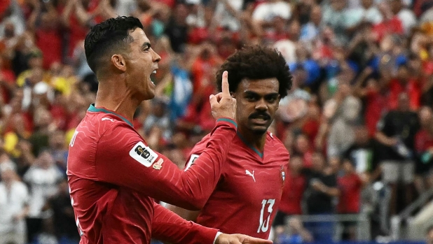 Ronaldo dribbla anche i giornalisti: niente risposte su Messi, ecco perché
