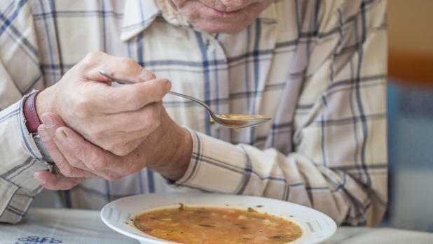 Mani che tremano: dal poco sonno al Parkinson, tutte le possibili cause