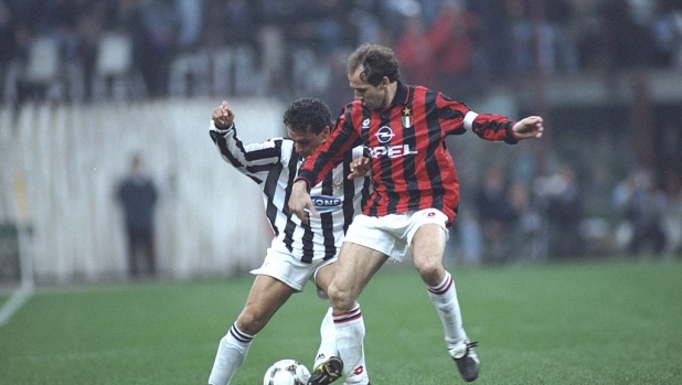 Il braccio alzato, la 6 fuori dai pantaloncini e... tutti i segni particolari del fenomeno Baresi