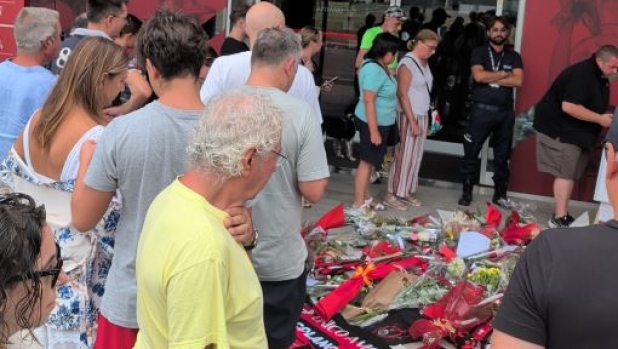 "Da lassù facci vincere lo scudetto": dediche e lacrime, folla di tifosi a Casa Milan per salutare Baresi