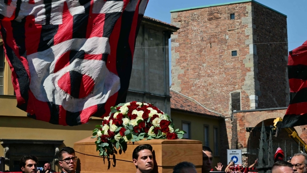 LIVE Iniziati i funerali di Franco Baresi: Van Basten, Donadoni e Massaro portano la bara