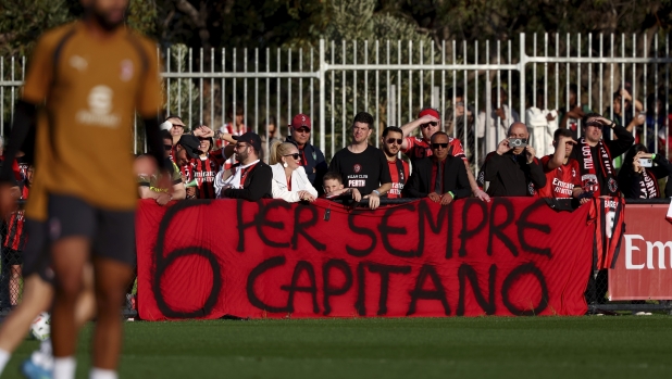 Milan, l'omaggio a Baresi: tutti con la 6 prima del derby e lutto al braccio per il capitano