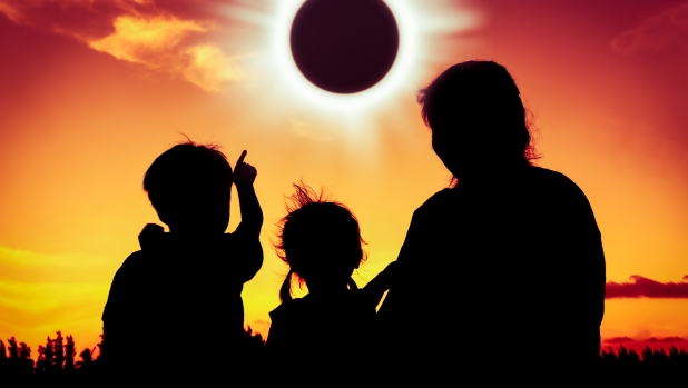 Eclissi solare del 12 agosto: perché gli occhiali da sole non bastano e si rischiano gravi danni