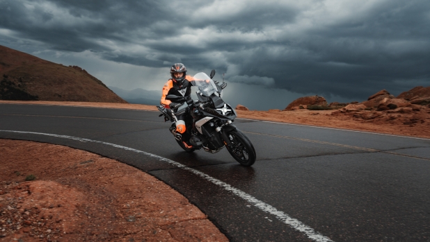 Il casello delle nuvole: sulla Pikes Peak con Mini e Bmw, dentro la più americana delle leggende