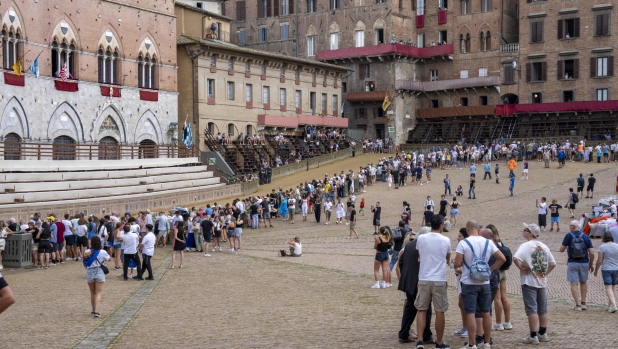 Palio di Siena, ormai è una maledizione! Dopo la siccità, temporale e rinvio di 24 ore