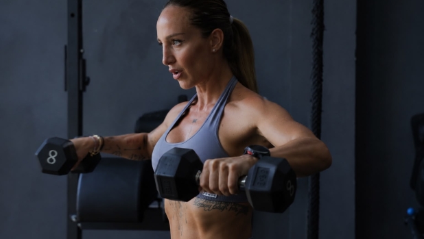 Poco tempo, ma tanta grinta? Allenati con l'EMOM, il workout cardio e muscoli da 25 minuti