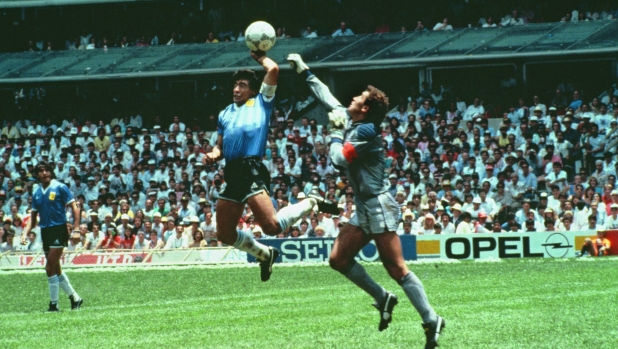 Venduto a 2,5 milioni di sterline il pallone del gol di Maradona della della "Mano di Dio"