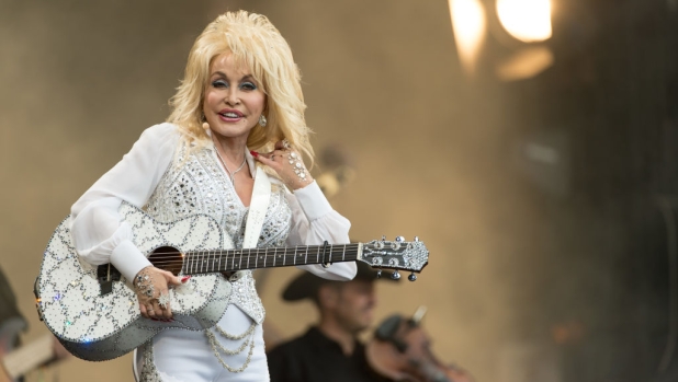 È morta Dolly Parton, icona della musica country, aveva 80 anni