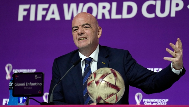 Uefa, denuncia penale in arrivo contro Infantino: voleva cedere quote del Mondiale a prezzi gonfiati