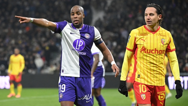 Esordio da incubo per Sidibé: espulso 43 secondi dopo il suo ingresso
