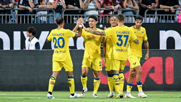 Colpaccio Verona a Cagliari: decisivi Harroui e Mulattieri. Agli ottavi c'è la Roma