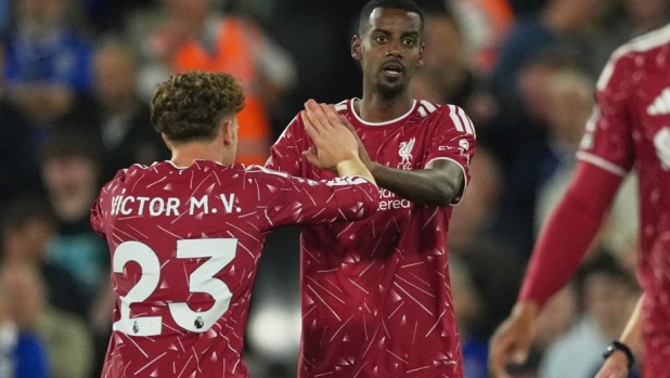 Aspetti Barcola, ma riecco il costosissimo Isak: doppietta svedese, il Liverpool vince