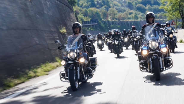 Moto Guzzi, la parata dei 1.500 parte da Lecco e arriva al nuovo museo