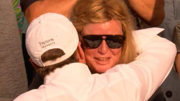 Le mani sul volto, il ventaglio e l'abbraccio: la finale di Siglinde, mamma  di Sinner | Gazzetta.it