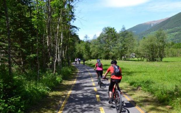 biciclettata che attraversa la lombardia parte dal tonale