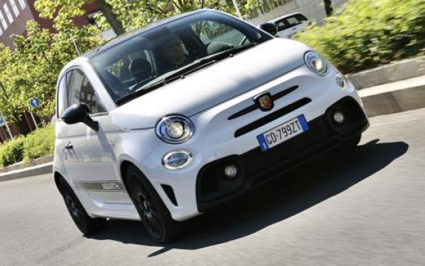 Abarth 595 Esseesse, la prova della compatta da 180 cavalli: prezzo, video,  foto e scheda tecnica