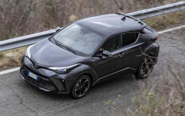 Toyota C-HR GR Sport, l'urban Suv ibrido: prova e prezzo