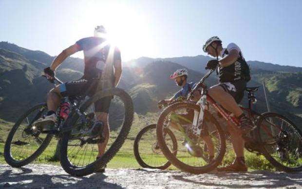 E-bike, come scegliere la bici elettrica per i tour estivi