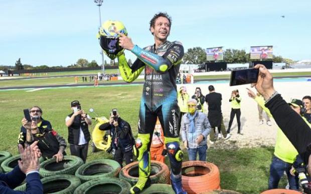 Ho avuto un po' paura: la strana avventura dopo aver preso il casco di Valentino  Rossi a Misano