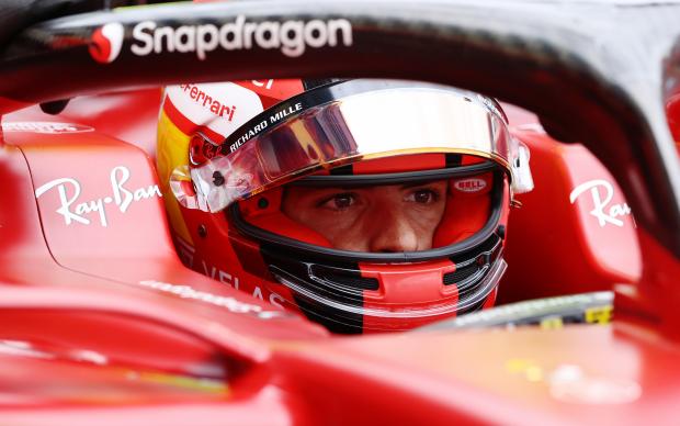 Ferrari: Carlos Sainz spiega come funziona il volante di Formula 1 