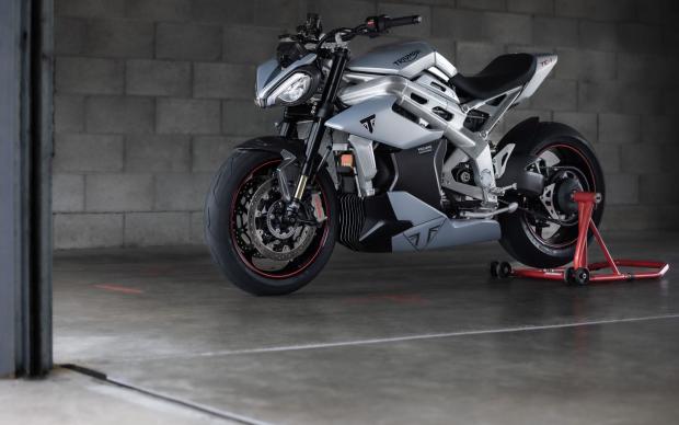 Triumph elettrica, la naked TE-1 termina la fase di sviluppo