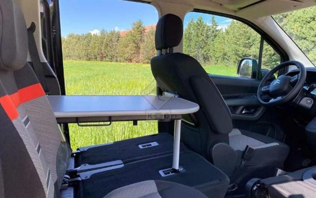 Vacanze low cost: ecco gli accessori per trasformare l'auto in un «camper»  