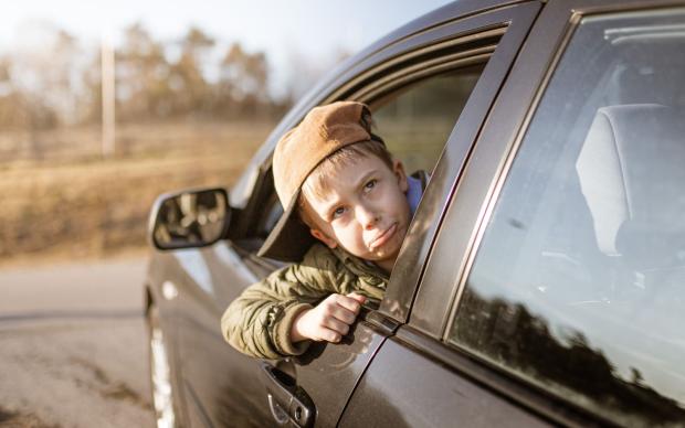 Bambini davanti in auto: cosa dice la legge