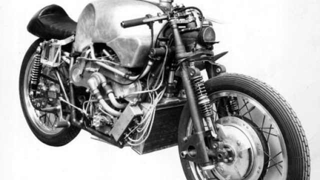 La Moto Guzzi 8 cilindri GP 500 spogliata della carenatura a campana
