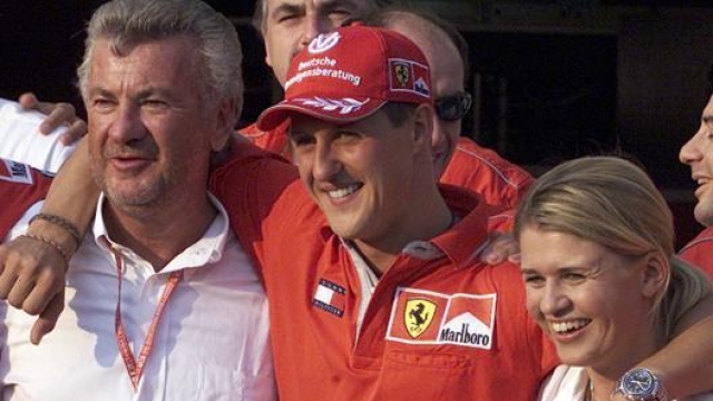 Michael Schumacher con Willy Weber (a sinistra) e la moglie Corinna. Ap