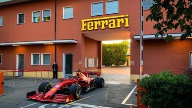 La Ferrari di Leclerc per le strade di Maranello poco prima dell’inizio del Mondiale 2020