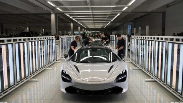 La fase di produzione di una McLaren 720 S nell’impianto di Woking, Inghilterra. Afp