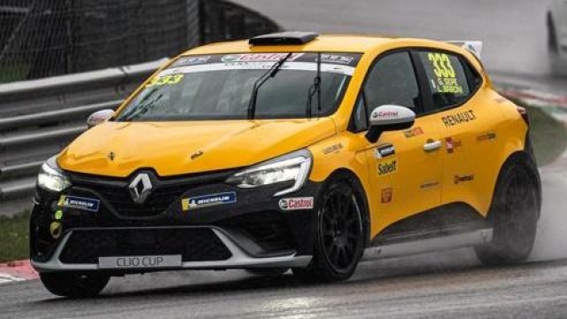 La Renault Clio guidata da Lorenzo Baroni nella Press League in gara 1