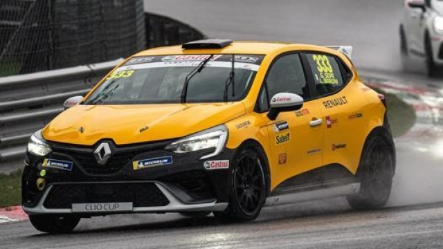 La Renault Clio guidata da Lorenzo Baroni nella Press League in gara 1