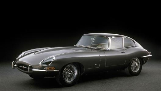La Jaguar E-Type presentata a Ginevra nel 1961, disegnata da William Lyons e Malcom Sayer, apprezzata anche da Enzo Ferrari
