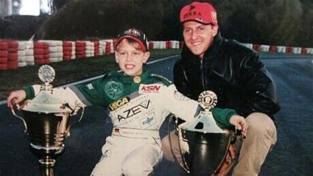 Un piccolo Sebastian Vettel premiato da Michael Schumacher