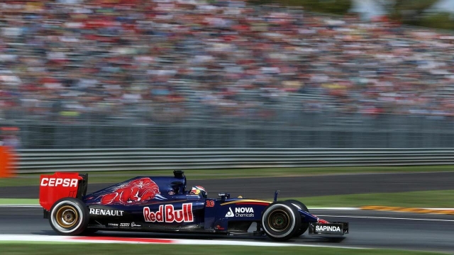 Verstappen con la Toro Rosso a Monza nel 2015, anno del suo esordio in F.1. LaPresse