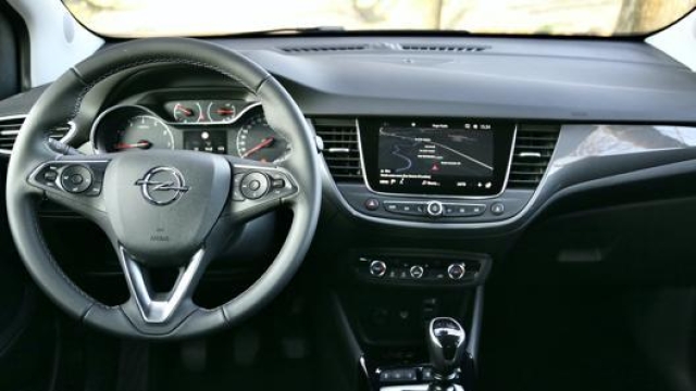 Il cruscotto di Opel Crossland unisce elementi analogici e digitali, al centro della plancia lo schermo misura 8 pollici