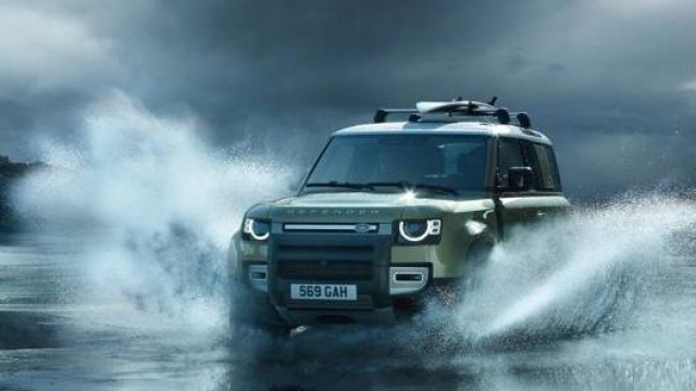 Land Rover Defender 2021 è disponibile con motori turbodiesel associati al sistema mild-hybrid a 48 V