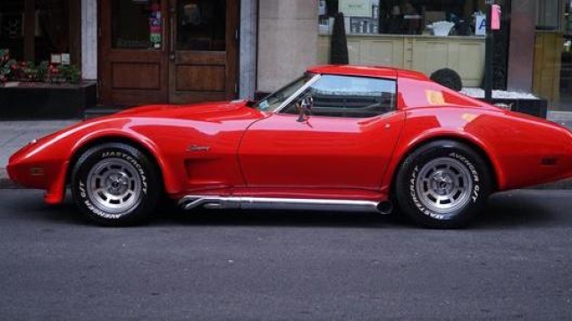 Una Corvette C3 rossa