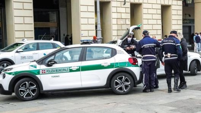 Una pattuglia della polizia locale di Torino a un posto di controllo. Ansa