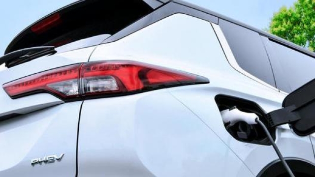 Il sistema ibrido plug in eroga complessivamente 221 Cv. Grazie alla batteria da 13,8 kWh può viaggiare in modalità puramente elettrica per 39 km