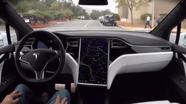 Una Tesla con Autopilot