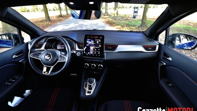 Renault Captur E-Tech Hybrid R.S. Line dispone dello schermo centrale da 9,3''