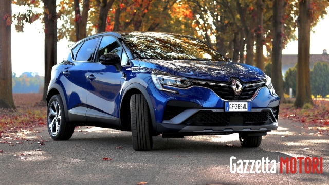 Renault Captur E-Tech R.S. Line monta i cerchi in lega da 18 pollici