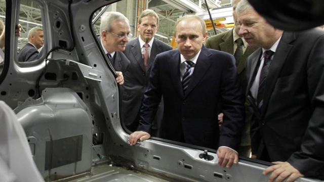 epa01904095 Russian Prime Minister Vladimir Putin (2-R) and director general of Volkswagen Group Rus, Dietmar Korzekwa (R) seen during their visit to  the Volkswagen AG assembly plant in Kaluga, about 160 km (100 miles) southwest of  Moscow, Russia, 20 October 2009.  EPA/ALEXANDER ZEMLIANICHENKO / POOL