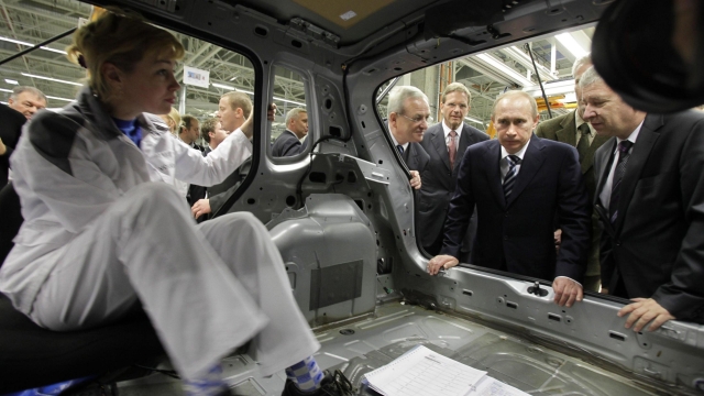 epa01904095 Russian Prime Minister Vladimir Putin (2-R) and director general of Volkswagen Group Rus, Dietmar Korzekwa (R) seen during their visit to  the Volkswagen AG assembly plant in Kaluga, about 160 km (100 miles) southwest of  Moscow, Russia, 20 October 2009.  EPA/ALEXANDER ZEMLIANICHENKO / POOL