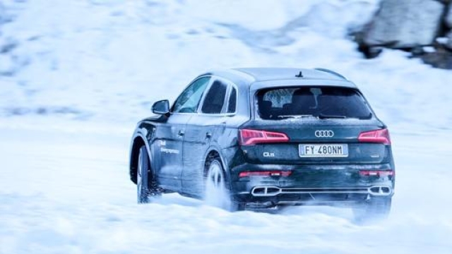La Audi Q5 in azione sulla neve durante il Driving experience in offroad su neve e ghiaccio. RED