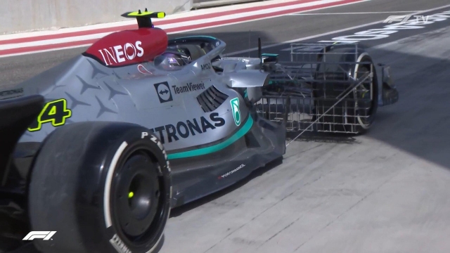 I fianchi della Mercedes F1 W13 in pista con Hamilton